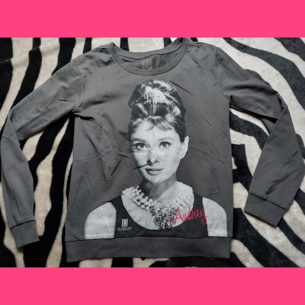 Audrey Hepburn longsleeve red carpet noir shirt